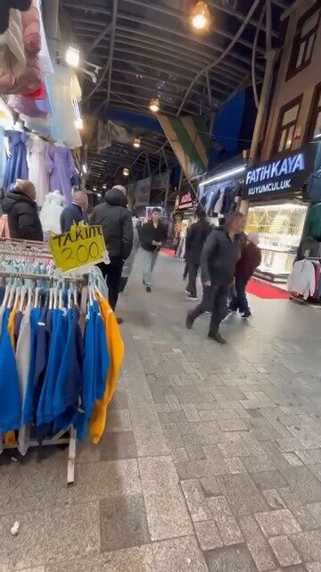 Bursa’da etkili rüzgar, Tarihi Kapalı Çarşı’daki iş yerlerinin çatılarını uçurdu. Esnaf önlem almaya çalıştı.