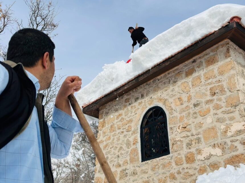 Şemdinli’deki Türbelerde Kar Temizliği: Muhtar ve İmam Hareket Geçti Şemdinli’deki Türbelerde Kar Temizliği: Muhtar ve İmam Hareket Geçti