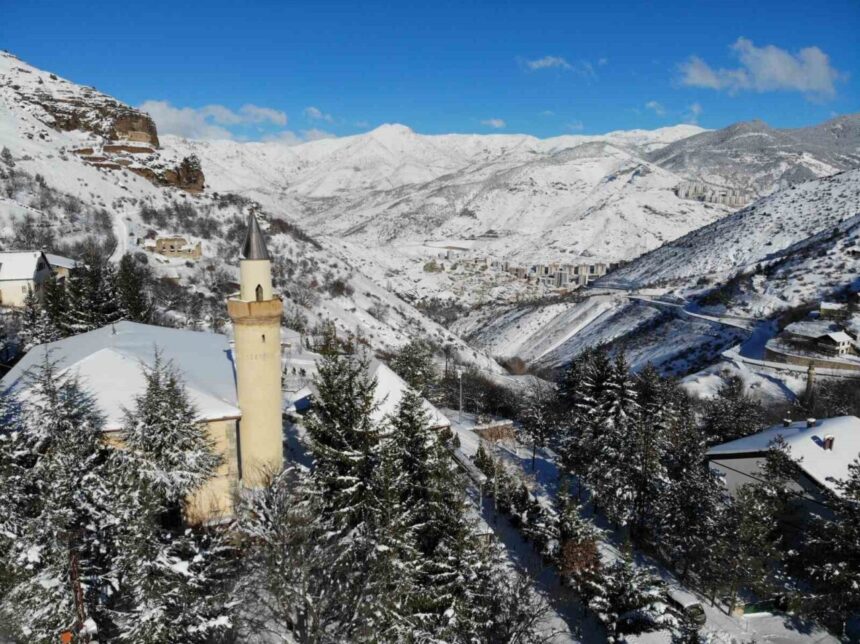 Gümüşhane’nin tarihi Süleymaniye Mahallesi karla kaplanarak dronla görüntülendi