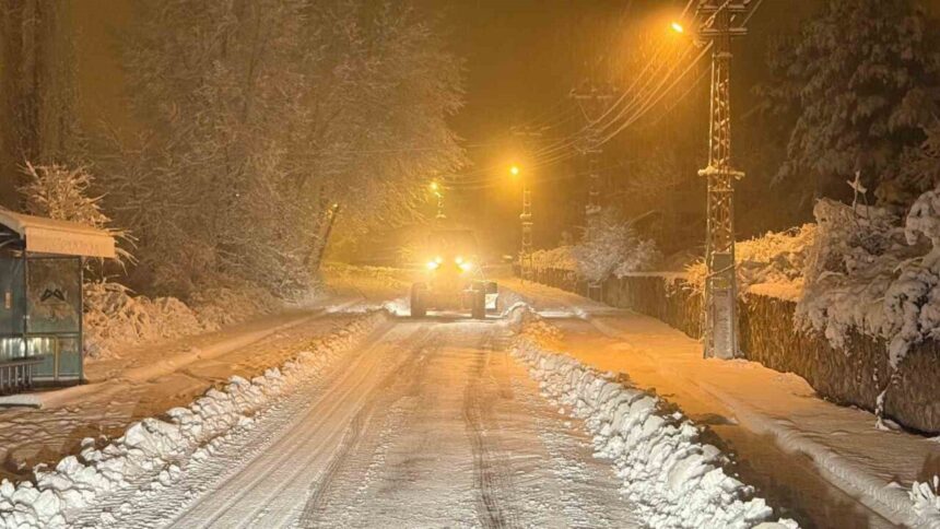 Tarsus’ta kar yağışı sonrası belediye ekipleri gece boyunca yoğun bir çalışma yürüttü. Tarsus’ta kar yağışı sonrası belediye ekipleri gece boyunca yoğun bir çalışma yürüttü.