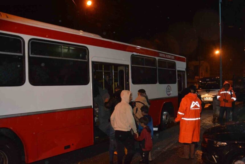 Tarsus’ta Sağanak Yağış Sonrası Tarım İşçileri Tahliye Edildi, Su Tahliye Çalışmaları Devam Ediyor Tarsus’ta Sağanak Yağış Sonrası Tarım İşçileri Tahliye Edildi, Su Tahliye Çalışmaları Devam Ediyor