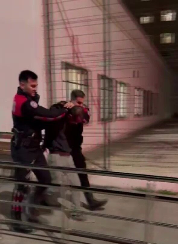 Adana’da arkadaşıyla tartışan kişi tabanca ile vurdu, yaralının durumu iyi, şüpheli yakalandı. Adana’da arkadaşıyla tartışan kişi tabanca ile vurdu, yaralının durumu iyi, şüpheli yakalandı.