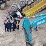 Bartın’da taş ocağında devrilen kamyonun sürücüsü hayatını kaybetti.