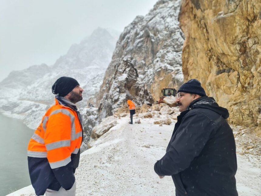 Kemaliye’de kara yağışı sonrası yamaçtan taş düşmesi nedeniyle yolda temizlik çalışmaları yapıldı. Kemaliye’de kara yağışı sonrası yamaçtan taş düşmesi nedeniyle yolda temizlik çalışmaları yapıldı.