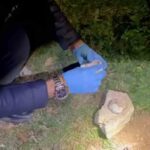 Hatay’da uyuşturucu operasyonunda, evin 10 metre ilerisinde saklanmış uyuşturucu madde ele geçirildi.