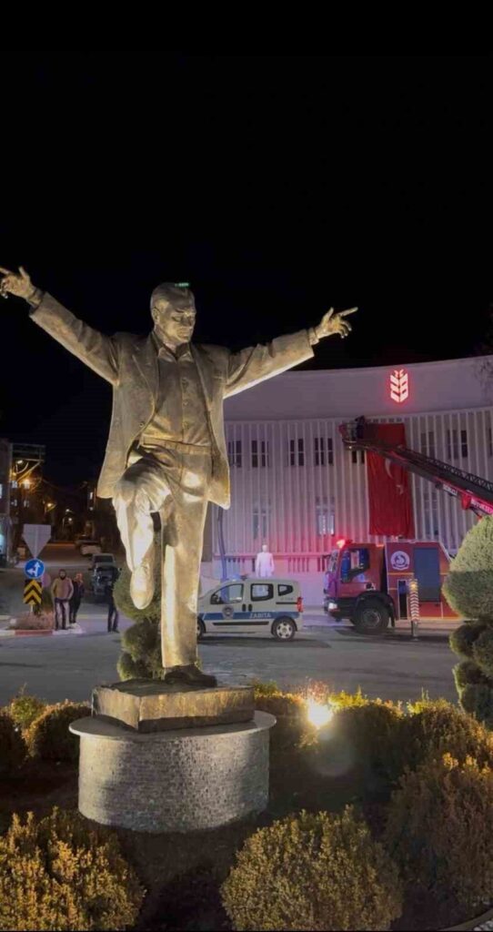 Tavas Belediye Başkanı Tatık’tan bayrağa saygısızlığın ardından sert açıklama: “Bu provokasyon devleti yıpratamaz.”