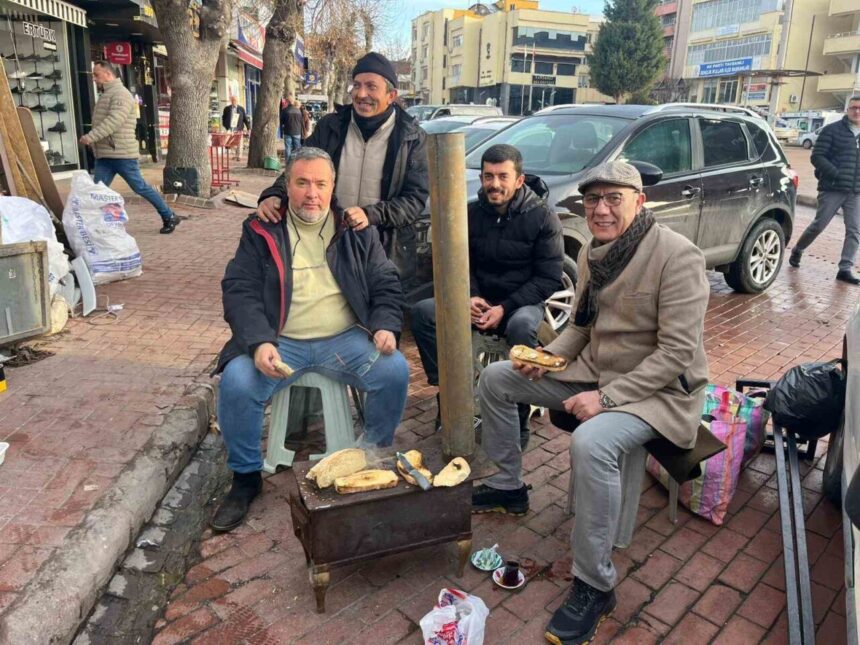 Tavşanlı’daki esnaflar, geleneksel kahvaltı buluşmalarını sürdürerek dayanışmayı artırıyor.