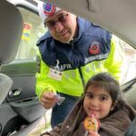 Tavşanlı’daki Handegül Anaokulu, trafik güvenliği için “Güvenliğiniz İçin Arka Koltuğa Geçin” projesini tamamladı.