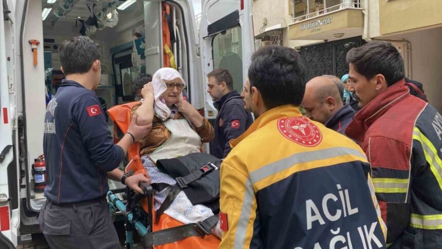 Aydın’da yaşlı kadının yemek yaptığı evde çıkan yangın, kısa sürede kontrol altına alındı. Aydın’da yaşlı kadının yemek yaptığı evde çıkan yangın, kısa sürede kontrol altına alındı.