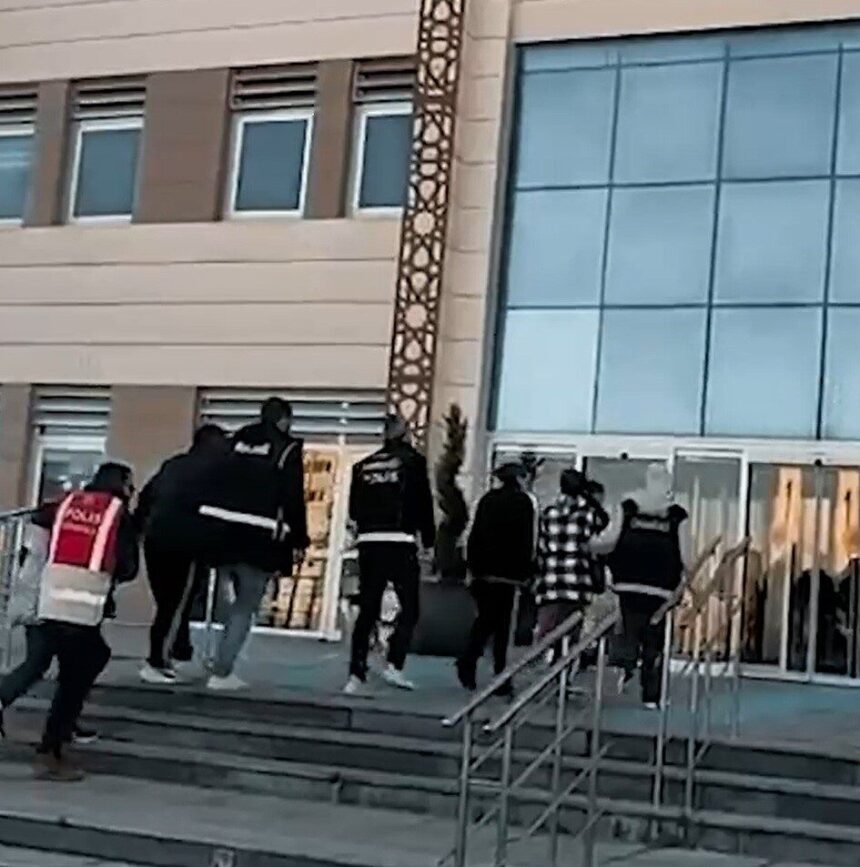 Çanakkale’de tefecilik ve uyuşturucu ticareti yapan 2 kişi tutuklandı. Çanakkale’de tefecilik ve uyuşturucu ticareti yapan 2 kişi tutuklandı.