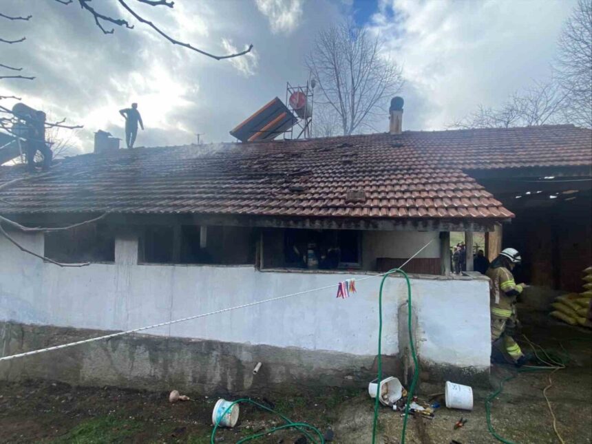 İnegöl’de yalnız yaşayan kişinin evi yangında tamamen yandı. İnegöl’de yalnız yaşayan kişinin evi yangında tamamen yandı.