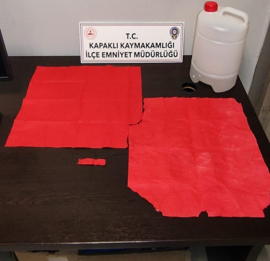 Kapaklı’da düzenlenen narkotik operasyonda 3 uyuşturucu satıcısı tutuklandı. Kapaklı’da düzenlenen narkotik operasyonda 3 uyuşturucu satıcısı tutuklandı.