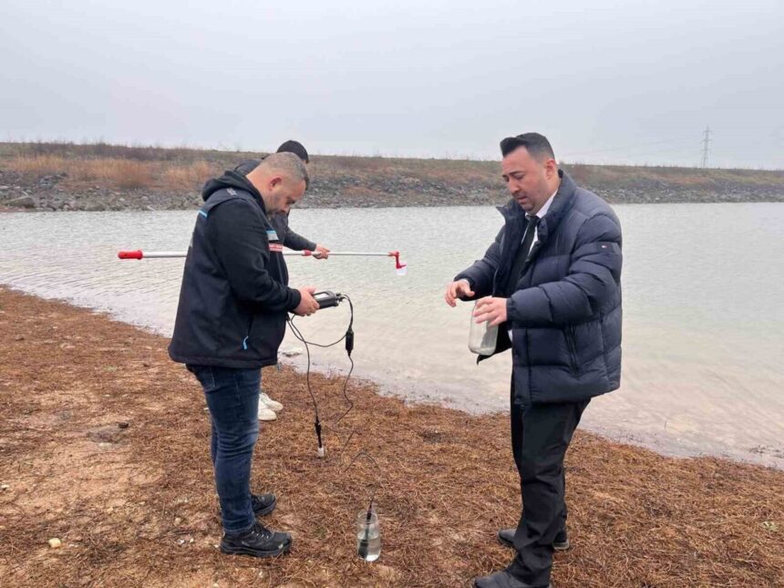 Hayrabolu’daki Temrezli Göleti’nde balık ölümleri görüldü, vatandaşlar endişeli. Hayrabolu’daki Temrezli Göleti’nde balık ölümleri görüldü, vatandaşlar endişeli.