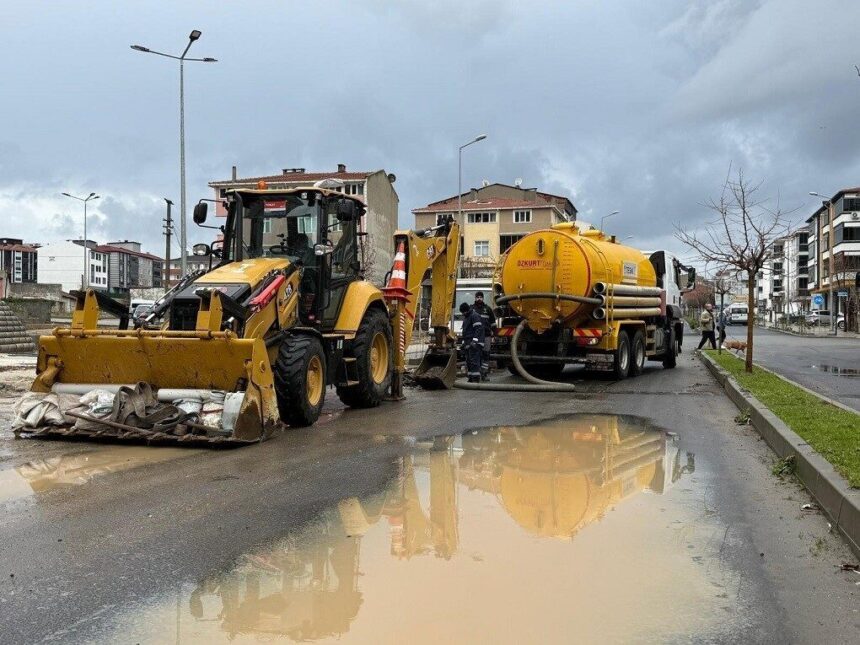 TESKİ, Tekirdağ’da sağanak yağışlara karşı su baskınlarını önlemek için çalışmalarına devam ediyor. TESKİ, Tekirdağ’da sağanak yağışlara karşı su baskınlarını önlemek için çalışmalarına devam ediyor.
