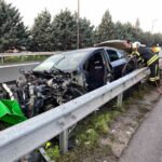 Kocaeli’de TEM Otoyolu’nda demir bariyerleri aşarak yön tabelasına çarpan otomobilin sürücüsü yaralandı.