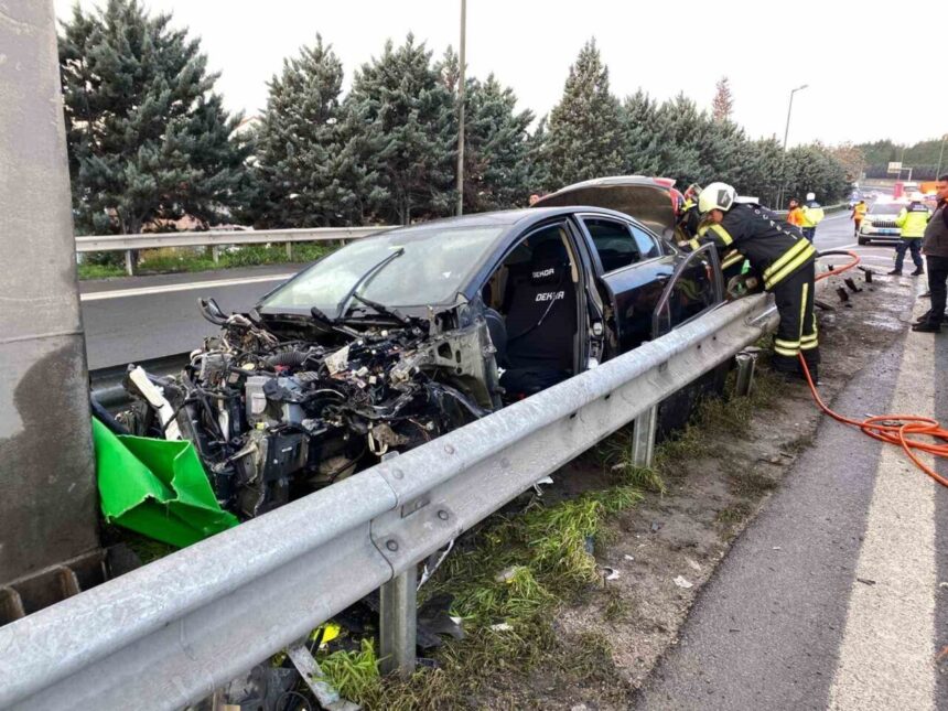 Kocaeli’de TEM Otoyolu’nda demir bariyerleri aşarak yön tabelasına çarpan otomobilin sürücüsü yaralandı. Kocaeli’de TEM Otoyolu’nda demir bariyerleri aşarak yön tabelasına çarpan otomobilin sürücüsü yaralandı.