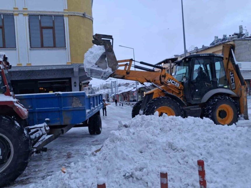 Tercan’da karla mücadele çalışmaları sürerken, dondurucu soğuklar Girlevik Şelalesi’ni dondurdu. Tercan’da karla mücadele çalışmaları sürerken, dondurucu soğuklar Girlevik Şelalesi’ni dondurdu.