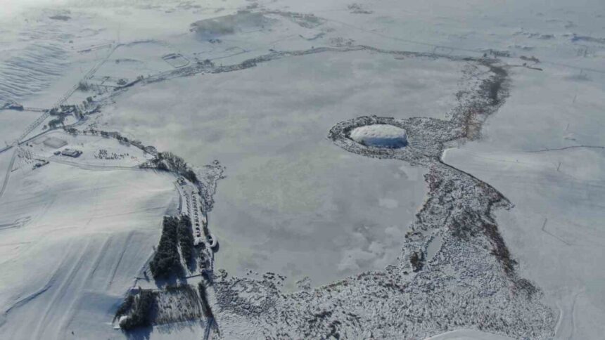 Sivas’taki Hafik Gölü, eksi 21 derecede tamamen donarak görsel şölen sundu.
