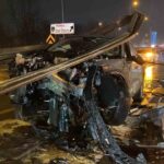 Kocaeli’de Ters Yoldan Giden Araç Bariyerlere Çarptı, Sürücü Yaralandı