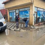 İnönü Belediyesi, yağmur suyu giderlerini temizleyerek su birikmesi ve buzlanma riskini azaltıyor.