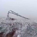 Hatay’da tipi nedeniyle 100’den fazla elektrik direği devrildi, iletim hatları buzla kaplandı.