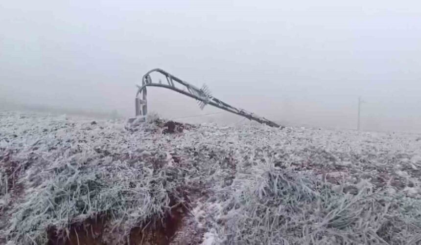 Hatay’da tipi nedeniyle 100’den fazla elektrik direği devrildi, iletim hatları buzla kaplandı. Hatay’da tipi nedeniyle 100’den fazla elektrik direği devrildi, iletim hatları buzla kaplandı.
