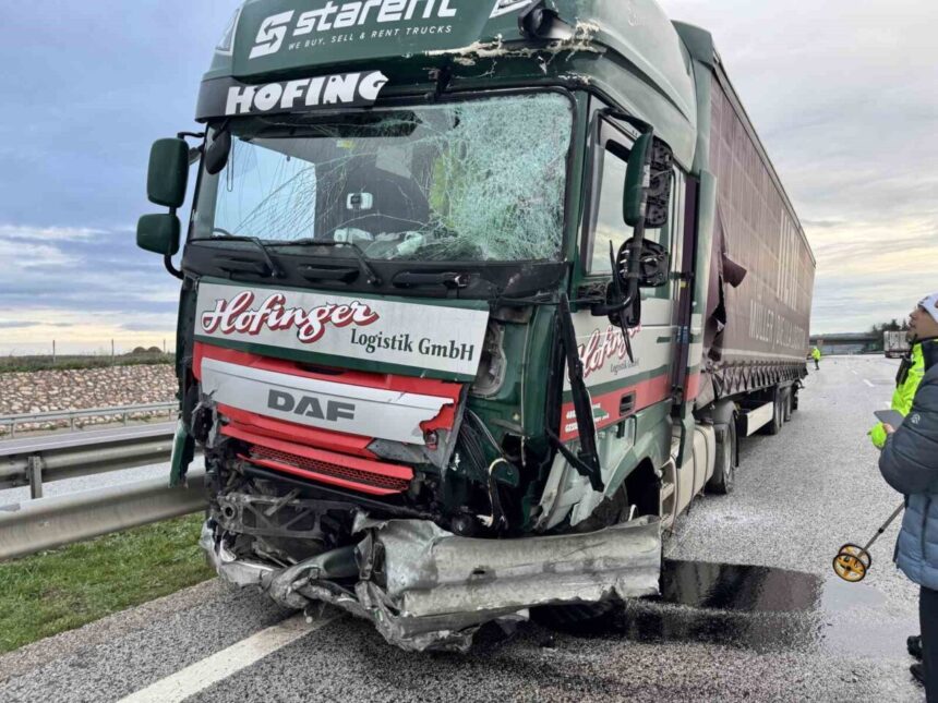 Edirne otoyolunda kontrolü kaybeden tır, bariyerleri aşarak durabildi. Kaza sonrası trafikte aksama yaşandı. Edirne otoyolunda kontrolü kaybeden tır, bariyerleri aşarak durabildi. Kaza sonrası trafikte aksama yaşandı.