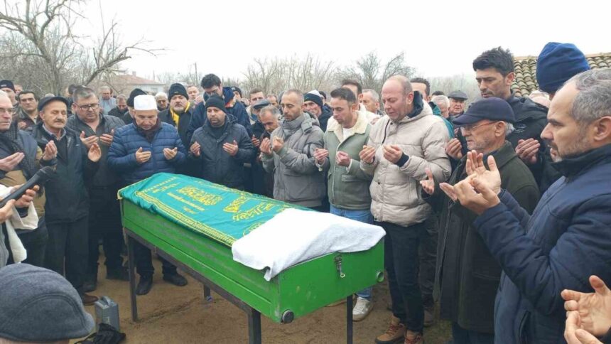 Edirne-Lalapaşa karayolu kazasında yaşamını yitiren 70 yaşındaki Mahmut Oyan, cenaze töreniyle defnedildi. Edirne-Lalapaşa karayolu kazasında yaşamını yitiren 70 yaşındaki Mahmut Oyan, cenaze töreniyle defnedildi.