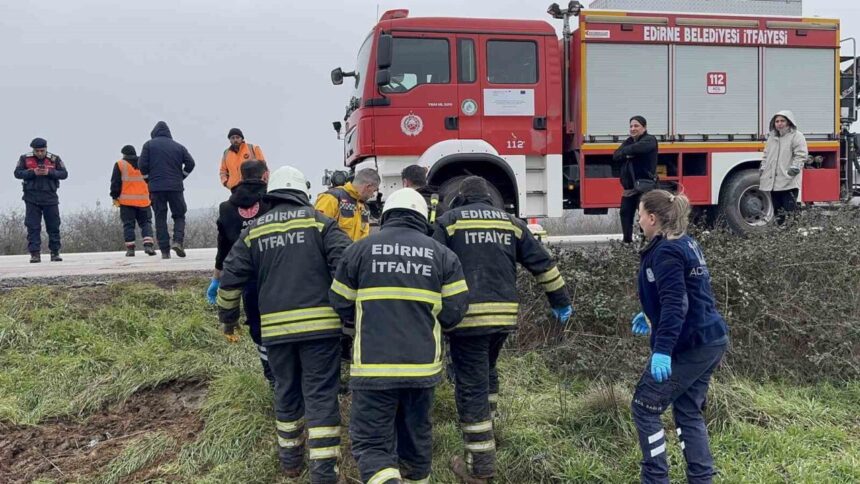 Edirne-Lalapaşa yolunda tırın karşı şeride geçmesi sonucu otomobile çarpmasıyla 70 yaşındaki sürücü yaşamını yitirdi. Edirne-Lalapaşa yolunda tırın karşı şeride geçmesi sonucu otomobile çarpmasıyla 70 yaşındaki sürücü yaşamını yitirdi.