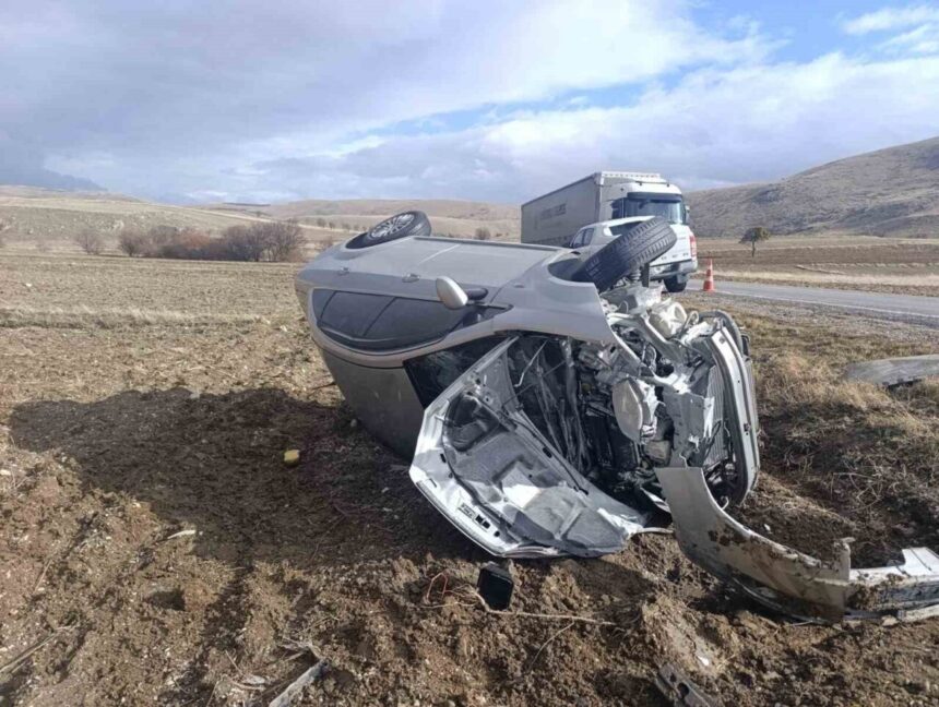 Afyonkarahisar’da TIR ile çarpışan otomobilde 5 kişi yaralandı. Afyonkarahisar’da TIR ile çarpışan otomobilde 5 kişi yaralandı.