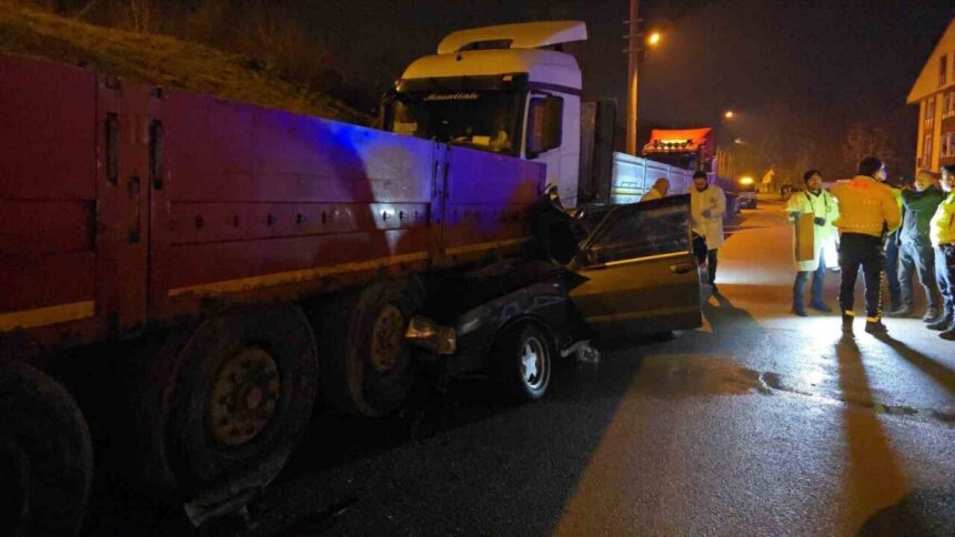 Karabük’te alkollü sürücü otomobili park halindeki tıra çarptı; 2 kişi yaralandı. Karabük’te alkollü sürücü otomobili park halindeki tıra çarptı; 2 kişi yaralandı.