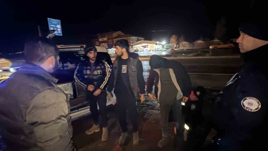 Tokat’ta durdurulan araçta 3 kaçak göçmen tespit edildi. Tokat’ta durdurulan araçta 3 kaçak göçmen tespit edildi.