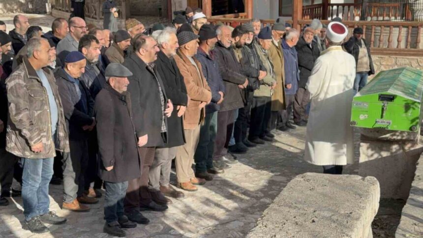 Tokat’ta oğul tarafından öldürüldüğü ileri sürülen Zihni Cankurtaran’ın cenazesi, otopsi sonrası toprağa verildi. Tokat’ta oğul tarafından öldürüldüğü ileri sürülen Zihni Cankurtaran’ın cenazesi, otopsi sonrası toprağa verildi.