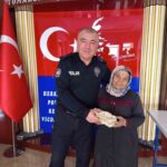 Kayseri’nin Tomarza ilçesinde yaşayan 71 yaşındaki Hanım Altıntaş, polislere ördüğü çorapları hediye etti.