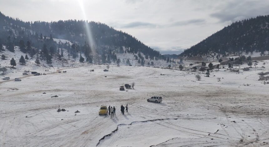 Antalya’nın kıyı bölgelerinde yağmur yağarken, Torosların zirveleri karla kaplandı.