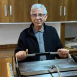 Nazilli’deki 40 yıldır tostçuluk yapan Mehmet Yıldız, Mansur Yavaş’a olan benzerliğiyle dikkat çekiyor.