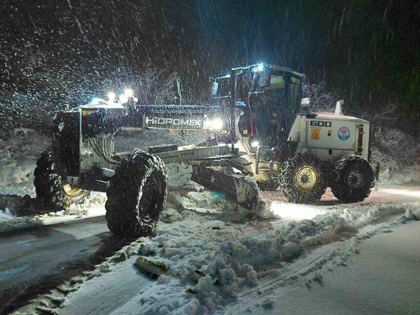 Trabzon’da yoğun kar yağışı sonrası ekipler, kapanan mahalle yollarını açmak için çalışmalara devam ediyor.