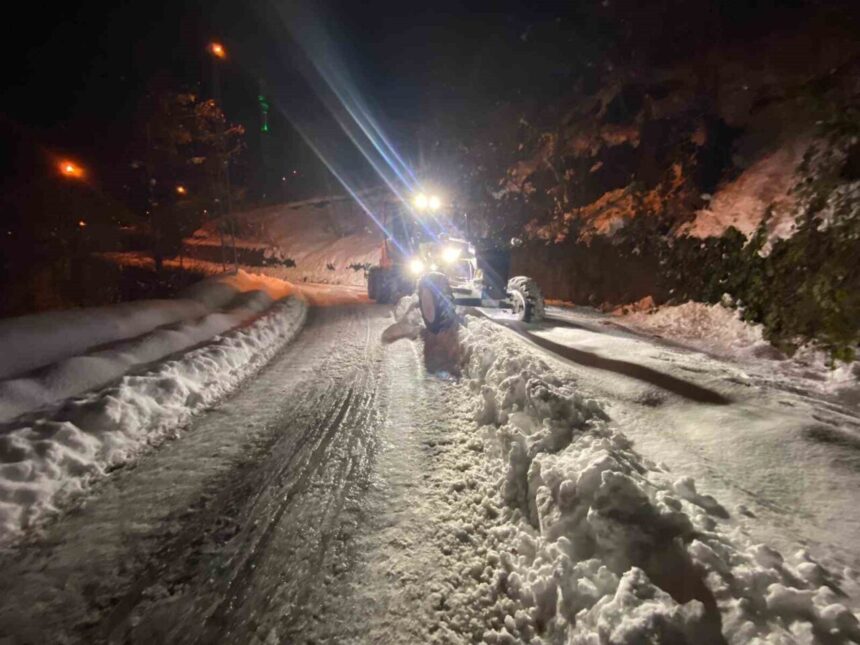 Trabzon’da karla mücadele çalışmaları sonrasında kapalı 133 mahalle yolundan 84’ü ulaşıma açıldı.