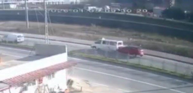 Araklı’da dolmuşa çarpan otomobilde 3 kişi yaralandı, kaza anı güvenlik kameralarında görüntülendi.