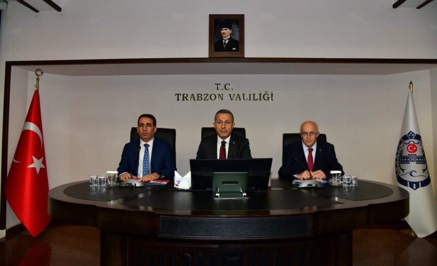 Trabzon’da 2025’teki yatırımlardan 22 milyar TL harcandı, toplantıda gelişmeler değerlendirildi. Trabzon’da 2025’teki yatırımlardan 22 milyar TL harcandı, toplantıda gelişmeler değerlendirildi.