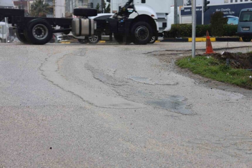 Hatay’da kırmızı ışıkta bekleyen mikser sürücüsüne 5 bin 662 TL ceza kesildi. Hatay’da kırmızı ışıkta bekleyen mikser sürücüsüne 5 bin 662 TL ceza kesildi.