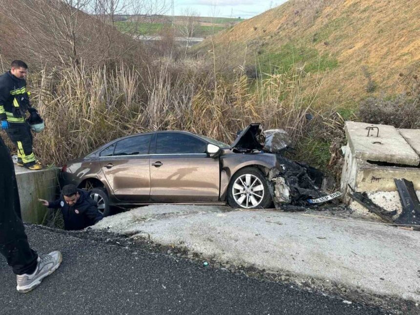 Muratlı istikametinde su kanalına düşen otomobilin yolcusunun hastanede hayatını kaybettiği bildirildi.