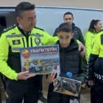 Samsun’da karla kaplanan trafik levhalarını temizleyen öğrenci, karne günü polis tarafından ödüllendirildi.