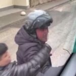 Adana’da yol verme tartışmasında motosiklet sürücüsü, kaskıyla servis aracının camını kırdı.