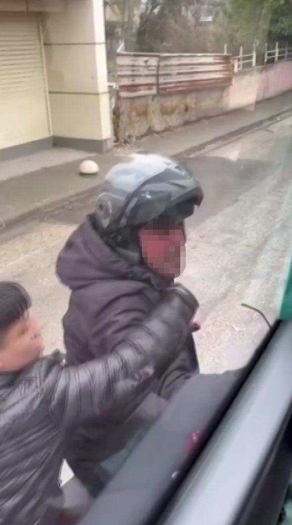 Adana’da yol verme tartışmasında motosiklet sürücüsü, kaskıyla servis aracının camını kırdı. Adana’da yol verme tartışmasında motosiklet sürücüsü, kaskıyla servis aracının camını kırdı.