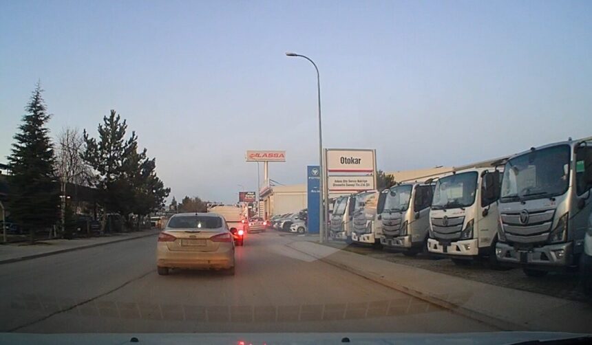 Eskişehir’de yoğun trafikten kaçan sürücü, yayaların güvenliğini tehdit ederek kaldırıma çıktı. Eskişehir’de yoğun trafikten kaçan sürücü, yayaların güvenliğini tehdit ederek kaldırıma çıktı.