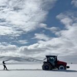 Kayseri’nin Pınarbaşı ilçesi İnliören köyünde besici Ramazan Gök, traktörle snowboard ile kar keyfini sürdü.
