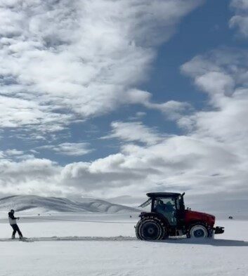 Kayseri’nin Pınarbaşı ilçesi İnliören köyünde besici Ramazan Gök, traktörle snowboard ile kar keyfini sürdü. Kayseri’nin Pınarbaşı ilçesi İnliören köyünde besici Ramazan Gök, traktörle snowboard ile kar keyfini sürdü.