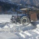 Kahramanmaraş’ta vatandaşlar traktörle kar sevinci yaşarken yolları da açtı.