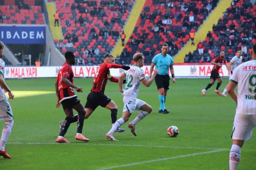Gaziantep FK, Konyaspor’u ağırladığı maçı 1-0 önde tamamladı. Gaziantep FK, Konyaspor’u ağırladığı maçı 1-0 önde tamamladı.